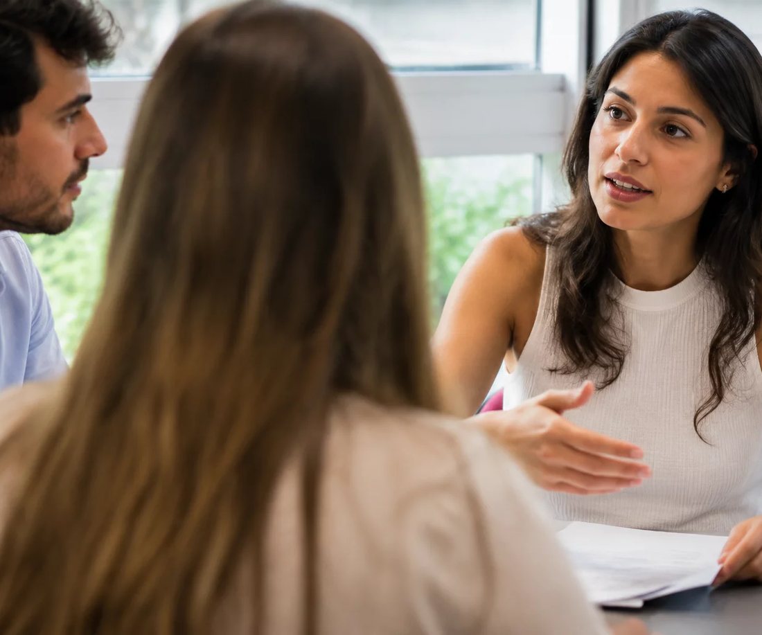Participantes conversando de pé entre as estantes, minutos antes de o encontro começar